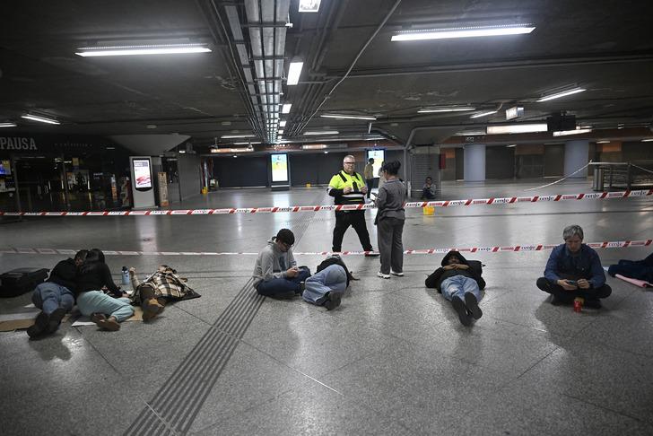 İletişim, ulaşım, sağlık... Avrupa'da elektrik gitti, hayat durdu! Yaşanan kaos fotoğraflara yansıdı G5
