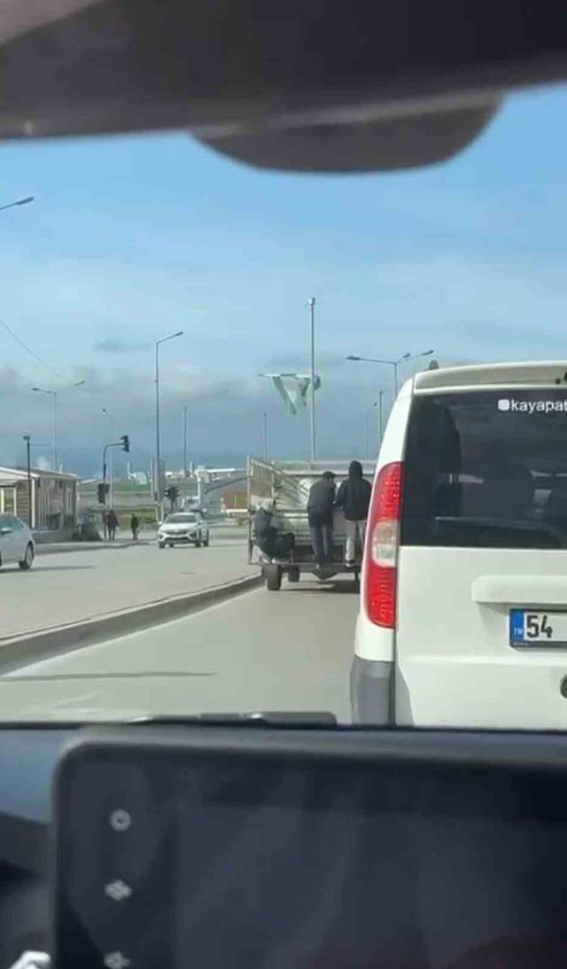 Kamyonetin arkasına tutunarak seyahat ettiler