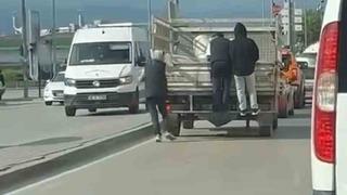 Kamyonetin arkasına tutunarak seyahat ettiler... Hem kendilerini hem de diğer vatandaşları riske attılar