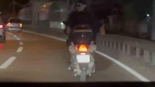 Motosiklete ters bindi, tehlikeli anlar kameralara yansıdı