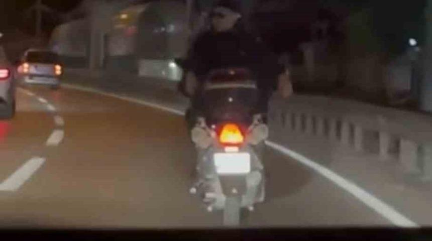 Motosiklete ters bindi, tehlikeli anlar kameralara yansıdı