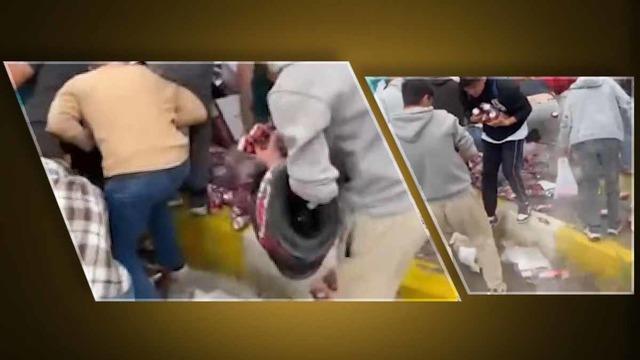 İzmir'de tır devrildi! Vatandaşlar dökülenleri almak için birbiriyle yarıştı... Kimisi poşete, kimisi cebine doldurdu