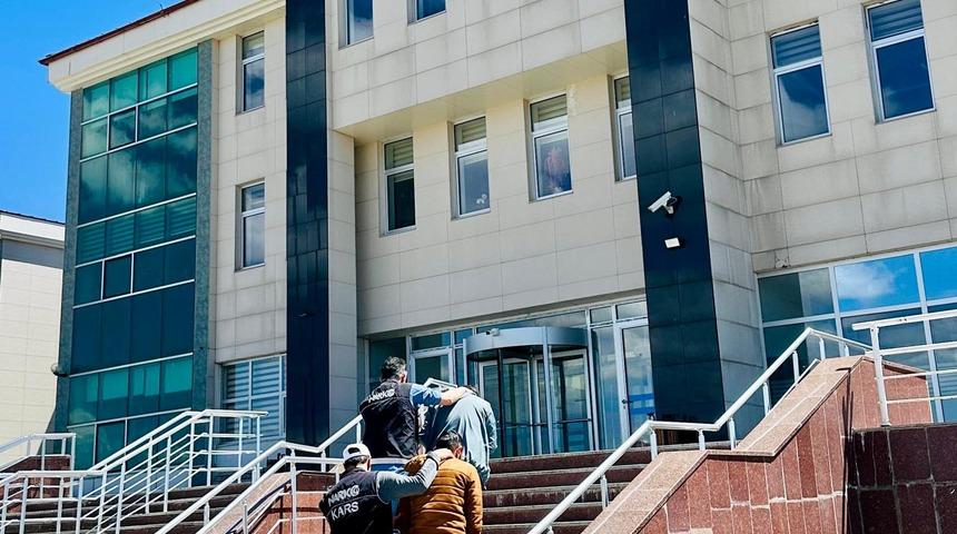 Kars'ta uyuşturucu operasyonunda 2 zanlı tutuklandı