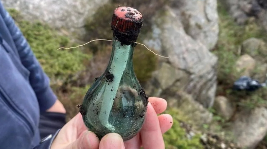 50 yıl önce denize atmışlar! Kayaların altında bulup şişeyi açtılar! İçinden bakın ne çıktı