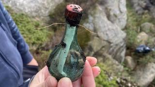 50 yıl önce denize atmışlar! Kayaların altında bulup şişeyi açtılar! İçinden bakın ne çıktı