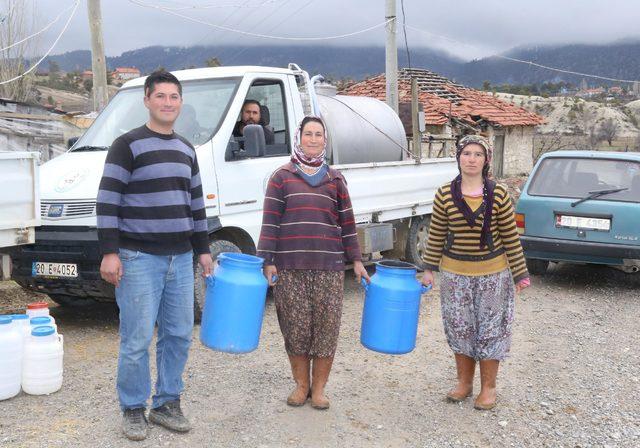 Çamelili çiftçiler, Mehmetçik Vakfı için süt topluyor