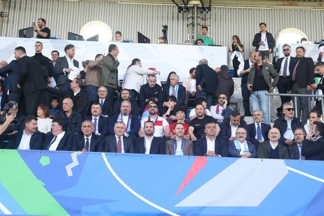 Berat Albayrak da aralarındaydı! Uzun süre sonra tribünde görüntülendi 1