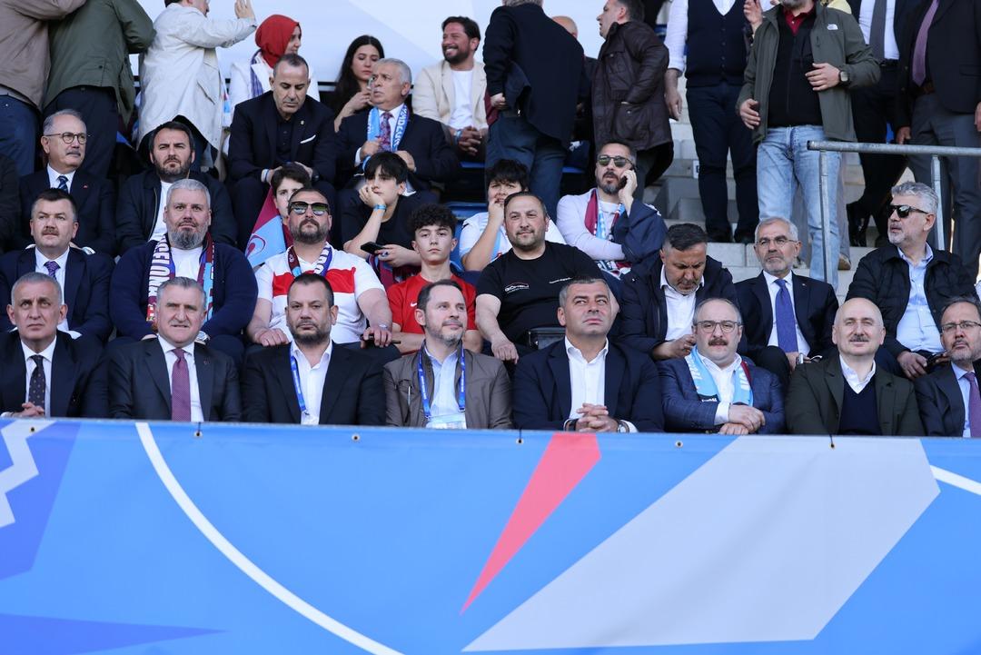 Berat Albayrak da aralarındaydı! Uzun süre sonra tribünde görüntülendi 2