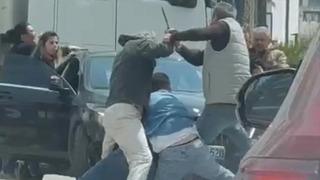 İzmir'de dehşet anlar! Trafikte çıkan kavgada satırla saldırdı... O anlar kamerada