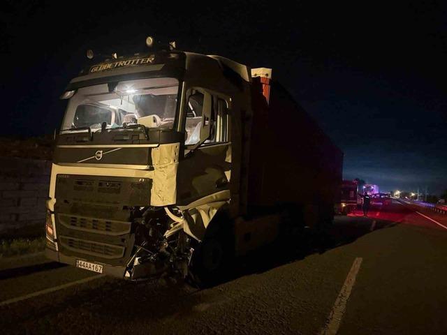 Iğdır’da Tır otomobile arkadan çarptı