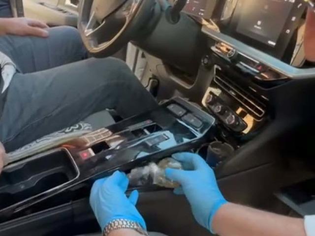 İhbar sonrası durdurulan otomobilden uyuşturucu ve tabanca çıktı; 2 tutuklama