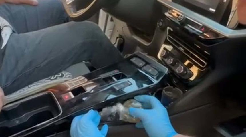 İhbar sonrası durdurulan otomobilden uyuşturucu ve tabanca çıktı; 2 tutuklama