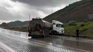 Osmaniye’de kontrolden çıkan tanker bariyerlere çarptı