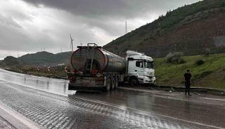 Osmaniye’de kontrolden çıkan tanker bariyerlere çarptı