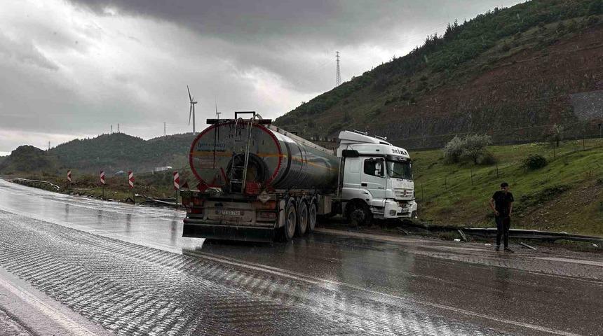 Osmaniye’de kontrolden çıkan tanker bariyerlere çarptı