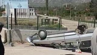 Devrilen otomobilden sağ kurtuldular