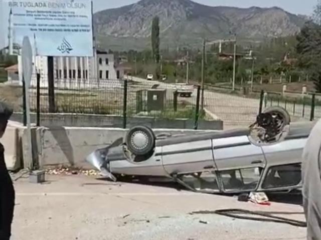 Devrilen otomobilden sağ kurtuldular