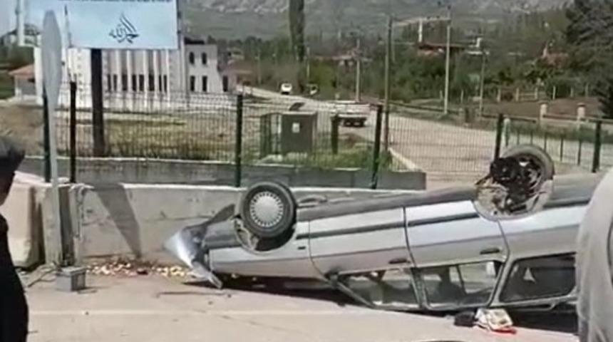 Devrilen otomobilden sağ kurtuldular