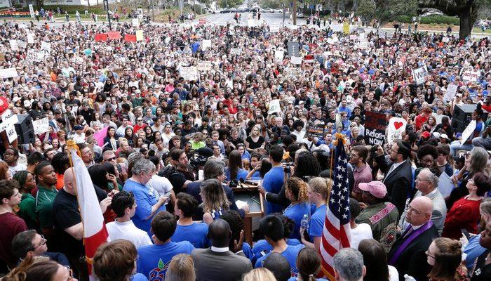 Florida saldırısından kurtulan öğrenciler eyaletin başkentine yürüdü