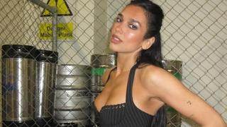 Dua Lipa cesur kıyafeti ve fit görüntüsüyle galaya damga vurdu! Bir bakan bir daha baktı...