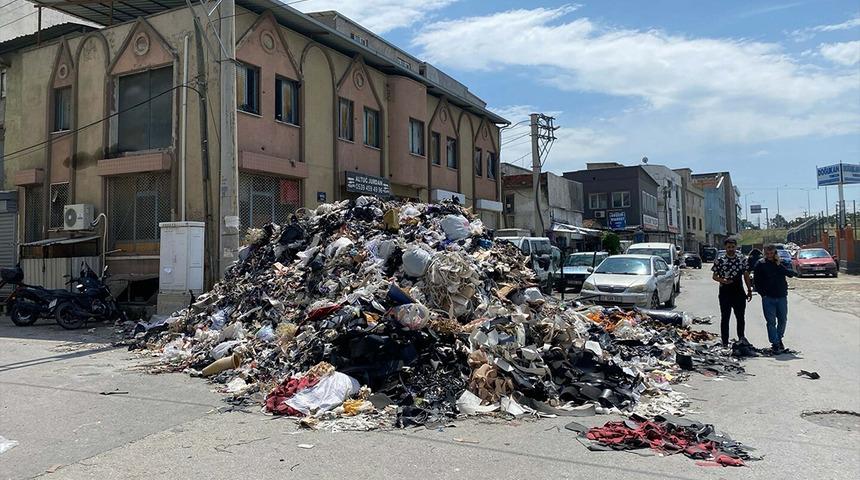 Yığından adeta dağ oluştu! Esnaf, "Her yerinde bu manzara var" diyerek dert yandı