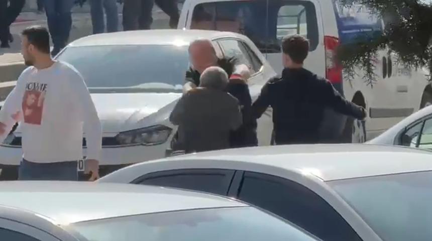 Bolu’da sokak ortasında yumruklar havada uçuştu