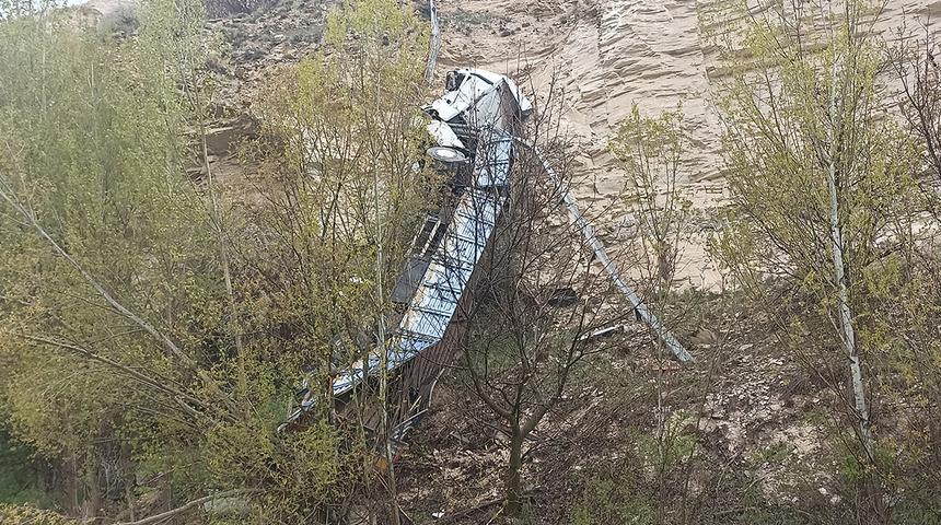 Metrelerce yükseklikten uçuruma düşen tırın sürücüsü kazayı hafif sıyrıklarla atlattı!