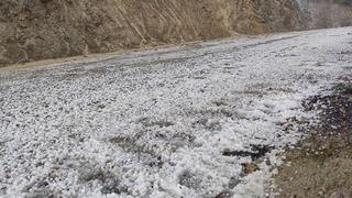 Adana'da ceviz büyüklüğünde dolu yağdı! Tarım arazileri beyaza büründü