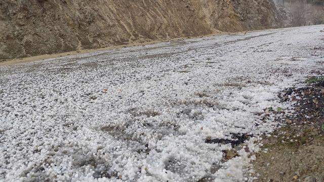 Adana'da ceviz büyüklüğünde dolu yağdı! Tarım arazileri beyaza büründü