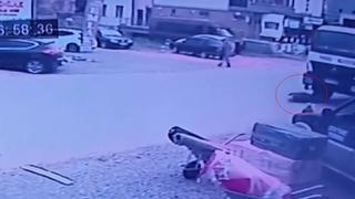 Sakarya'da feci kaza! Karşıdan karşıya geçmeye çalışan yaşlı adamı belediyenin çöp kamyonu ezdi: O anlar saniye saniye kaydedildi