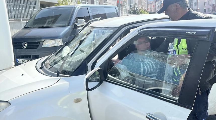 Kütahya'da 2042'ye kadar ehliyetine el konulan sürücü otomobiliyle otobüse çarptı