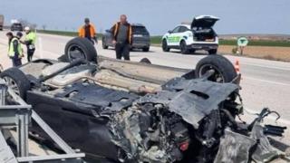 Takla atan otomobildeki karı koca yaralandı