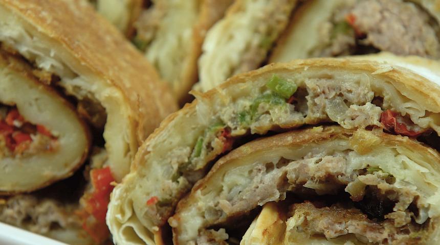 Kıymalı böreğe rakip: Lahmacun börek tarifi