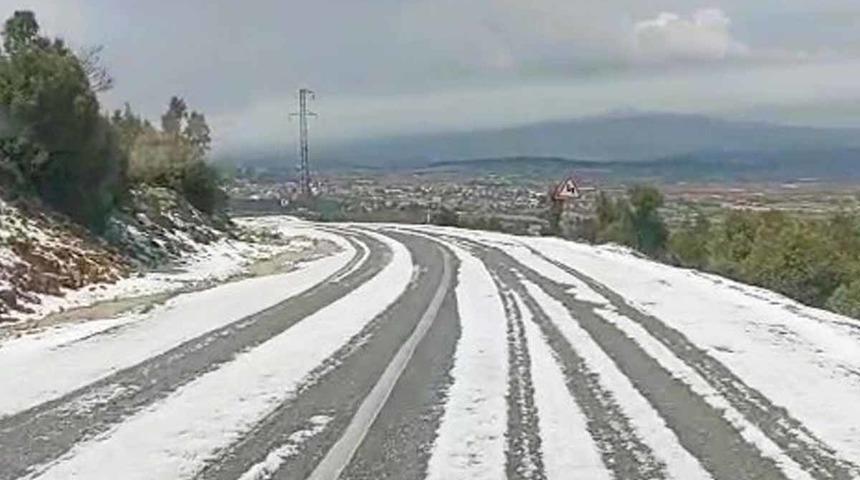 Şiddetli dolu yağışı kar manzaraları oluşturdu