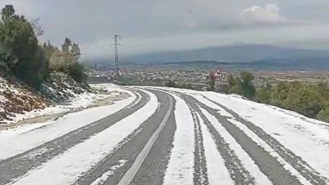 Şiddetli dolu yağışı kar manzaraları oluşturdu