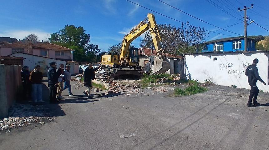 Tekirdağ'da uyuşturucuyla mücadele kapsamında 10 metruk bina yıkıldı