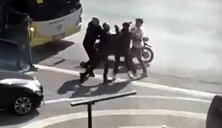 Avcılar'da sürücülerin kavgası kamerada