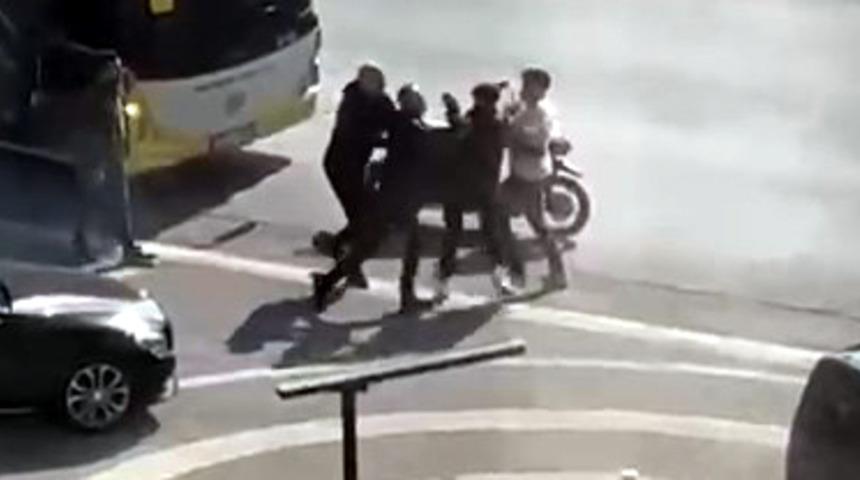 Avcılar'da sürücülerin yol verme kavgası! O anlar kamerada