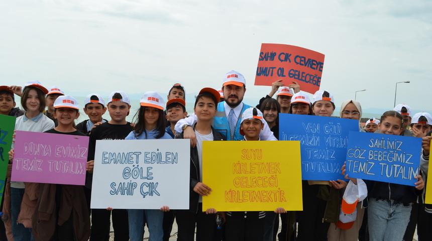 Van Gölü sahilinden 3 kamyon dolusu çöp çıktı