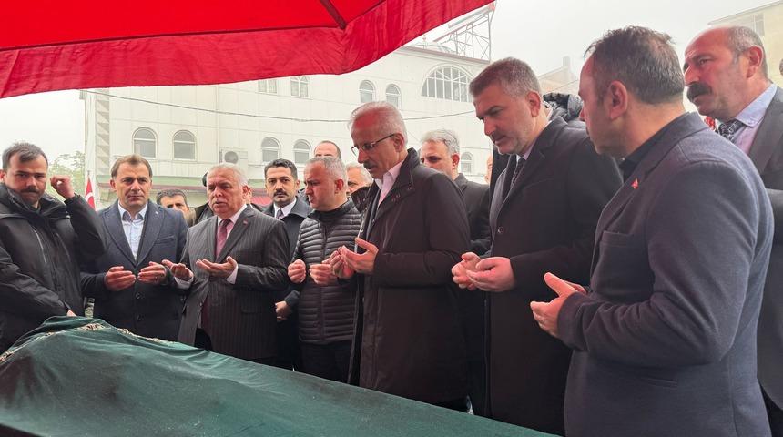 Ulaştırma ve Altyapı Bakanı Uraloğlu, Trabzon'da akrabasının cenaze törenine katıldı