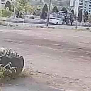 Otomobil su tankerinin altına girdi