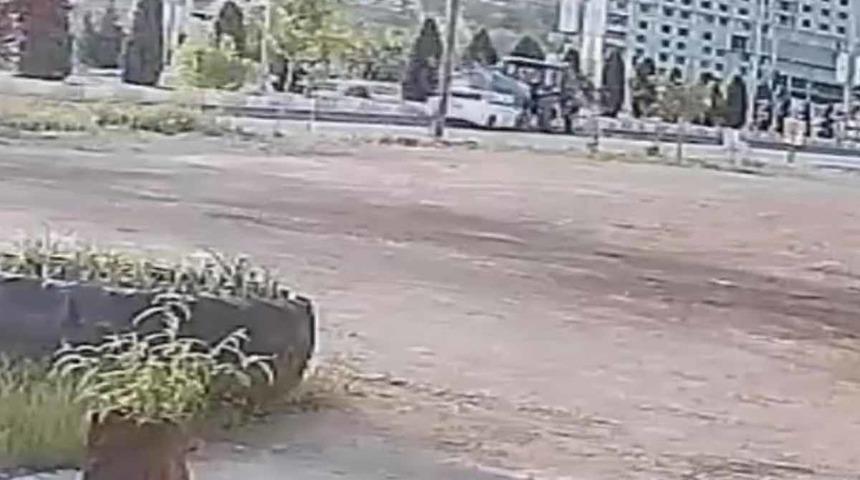 Otomobil su tankerinin altına girdi