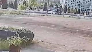 Otomobil su tankerinin altına girdi