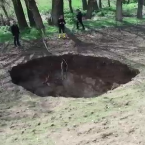Sivas'ta tarlada 7 metre çapında obruk oluştu
