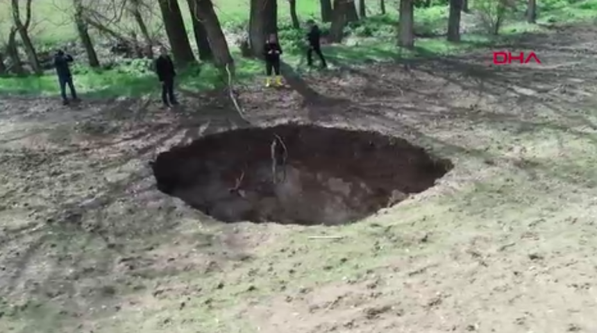 Sivas'ta tarlada 7 metre çapında obruk oluştu