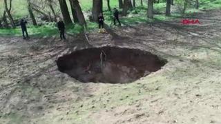 Sivas'ta tarlada 7 metre çapında obruk oluştu