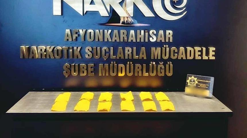 Aracın gizli bölmesindeki uyuşturucuyu polis böyle buldu