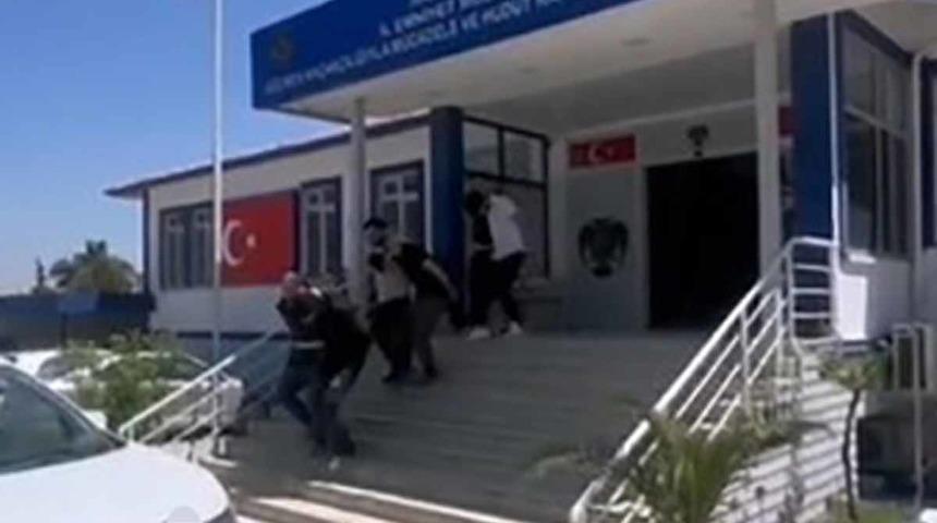 Hatay'da 21 kaçak göçmen yakalandı: 5 tutuklama