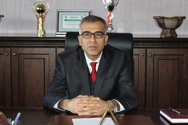 Vakaya giden ambulansın yolu kesildi