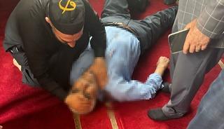 Camide namaz kılarken bıçaklandı